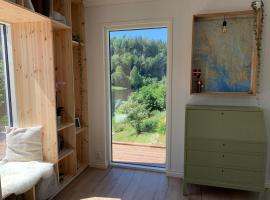 Idyllic Lake House - 4 rooms & 2 Glamping Tents Available, hotel di Porsgrunn