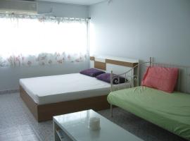 T8 Guest House Don Mueang Challenger, hotel i Bangkok