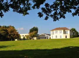 Fernhill Golf & Country Club Hotel, viešbutis mieste Karigalinas