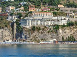 Lloyd's Baia Hotel: Vietri'de bir otel