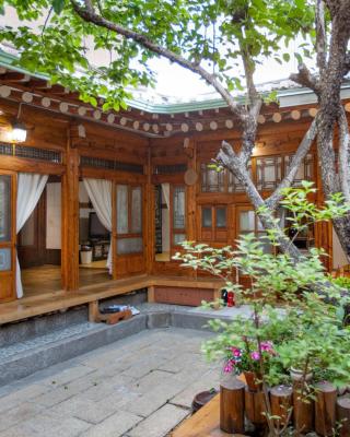 Dongmyo Hanok Sihwadang - Private Korean Style House in the City Center with a Beautiful Garden