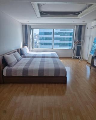 Hongdae Guesthouse 1min from Hongik Uni station Exit #1