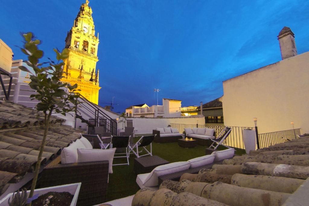 un edificio con una torre de reloj en el fondo en Los Patios, en Córdoba