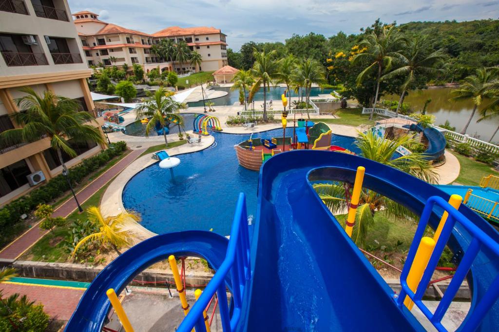 un tobogán acuático en un parque acuático en Amverton Heritage Resort, en Melaka