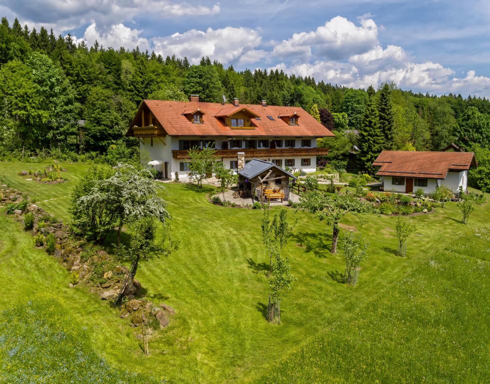 widok z góry na duży dom w polu w obiekcie Haus Jägerfleck, Ihre Ferienwohnungen am Nationalpark Bayerischer Wald w mieście Spiegelau