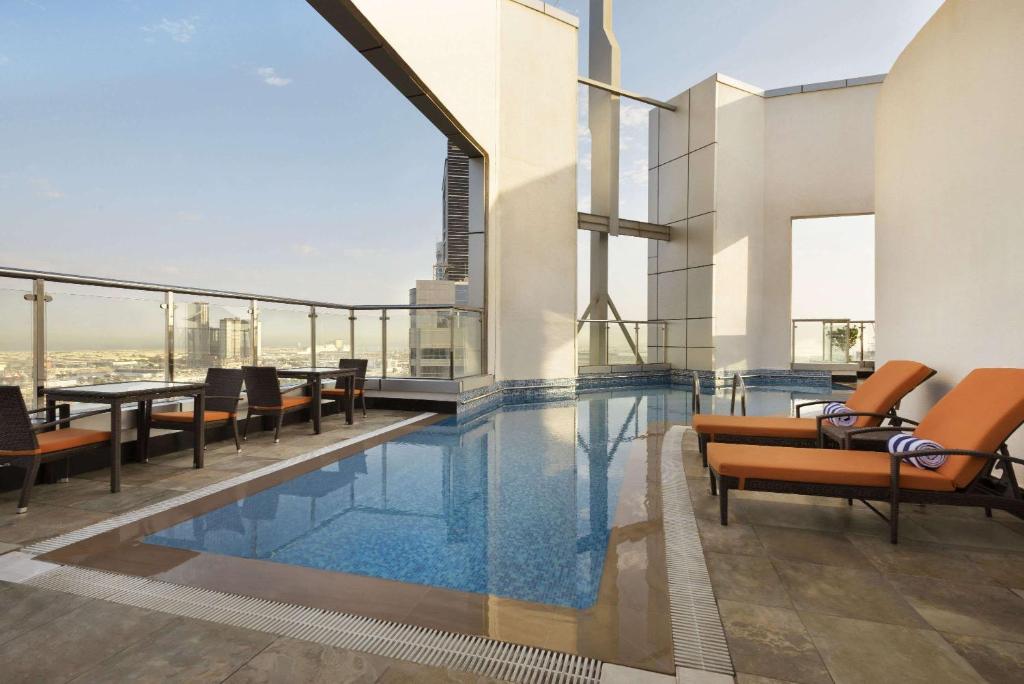 Piscina di Ramada Abu Dhabi Corniche o nelle vicinanze