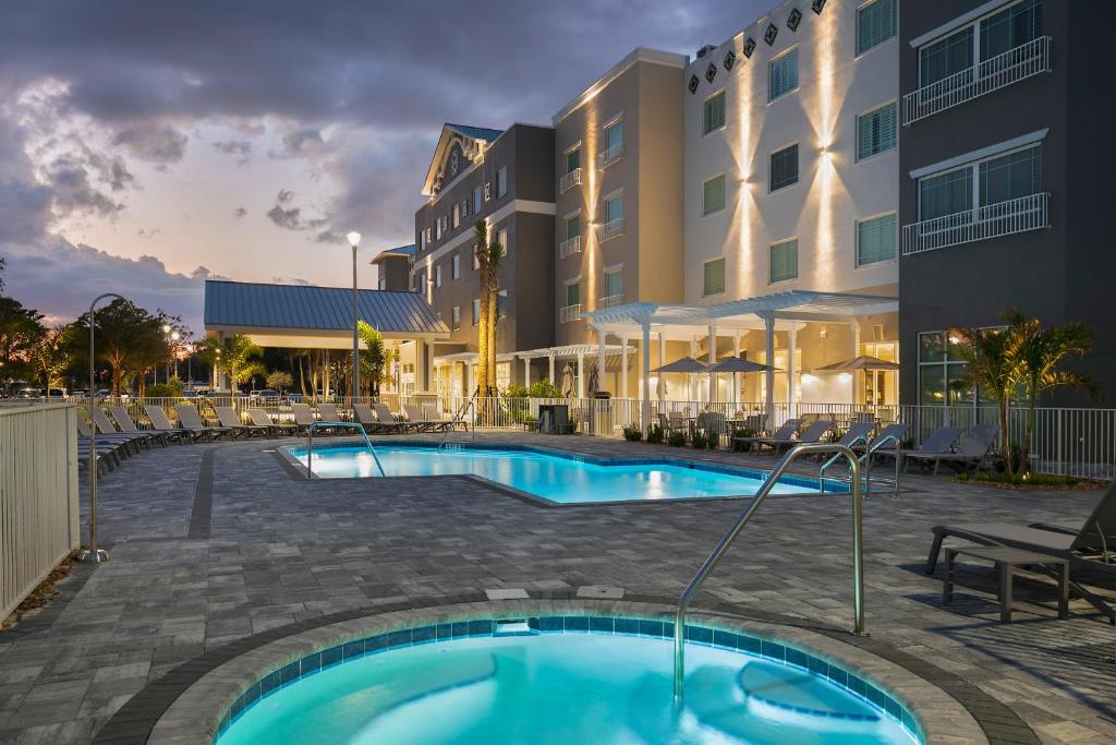 A piscina localizada em Carlisle Inn Sarasota ou nos arredores