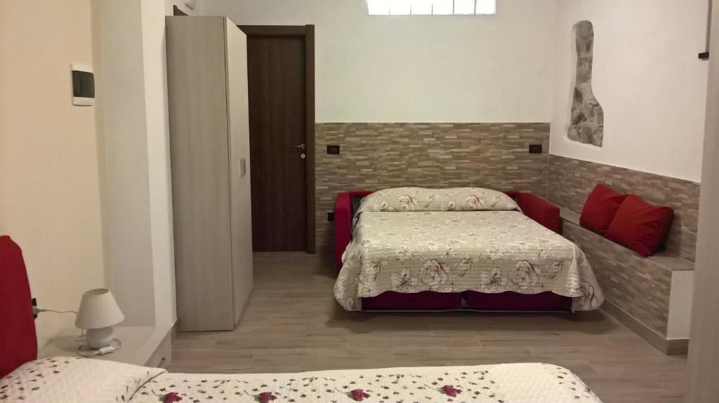 een slaapkamer met 2 bedden en een bakstenen muur bij Agriturismo A' Taversa in Levanto