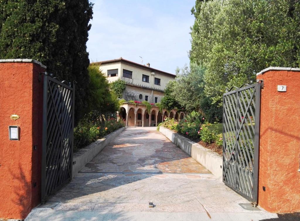 - une entrée pour une maison avec une porte en fer dans l'établissement Villa Paradiso, à Sirmione