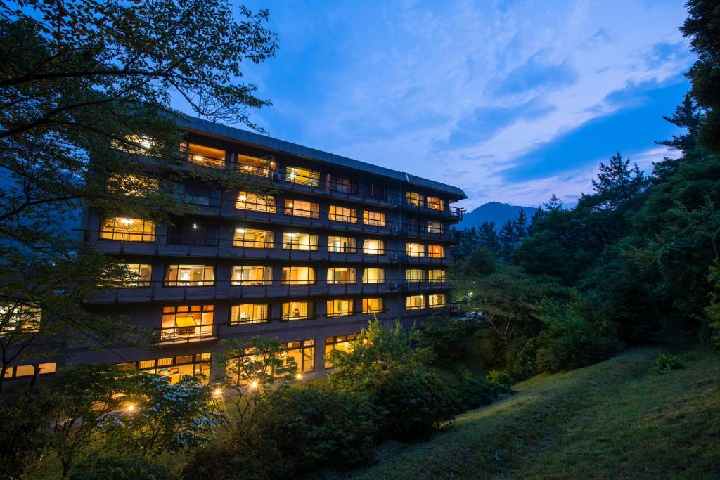 een gebouw met veel ramen die 's nachts verlicht zijn bij Takamiya Bettei Kuon in Tsuruoka