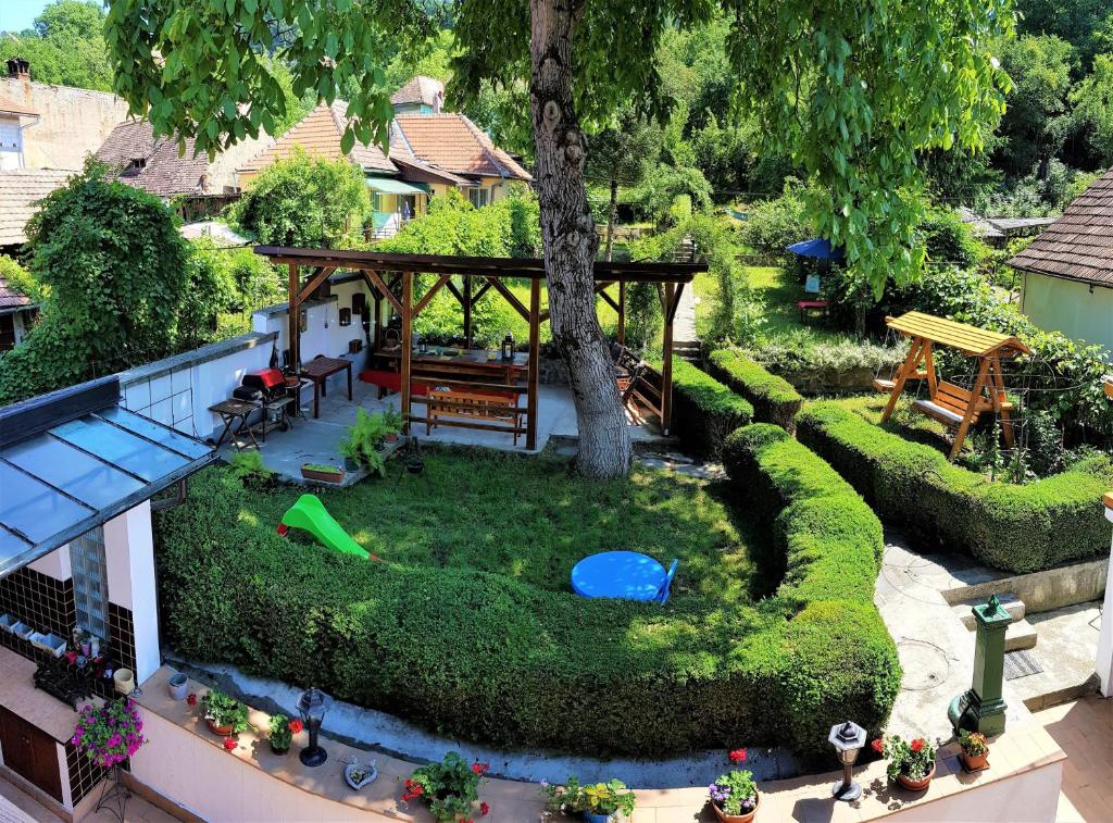 eine Luftblick auf einen Garten mit einem Baum in der Unterkunft Casa Vanatorului in Sighişoara