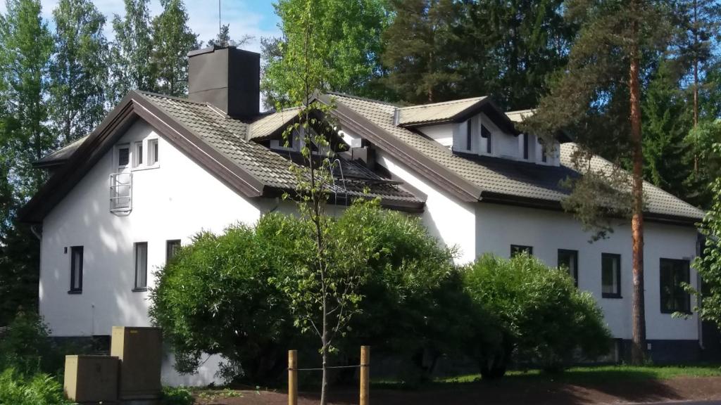 une maison blanche avec un toit noir dans l'établissement Imatran Portti, à Imatra