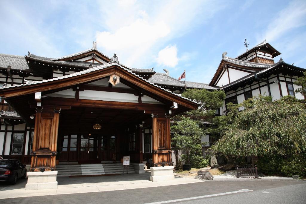 een gebouw in Aziatische stijl met een gebouw bij Nara Hotel in Nara