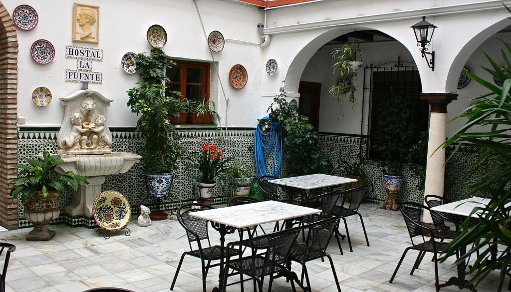 Un restaurant u otro lugar para comer en Hostal la Fuente