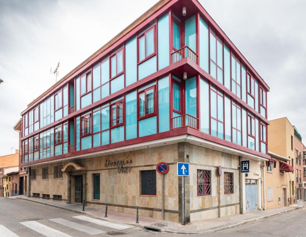 ein Gebäude an der Ecke einer Straße in der Unterkunft Hostal Viky in Madrid