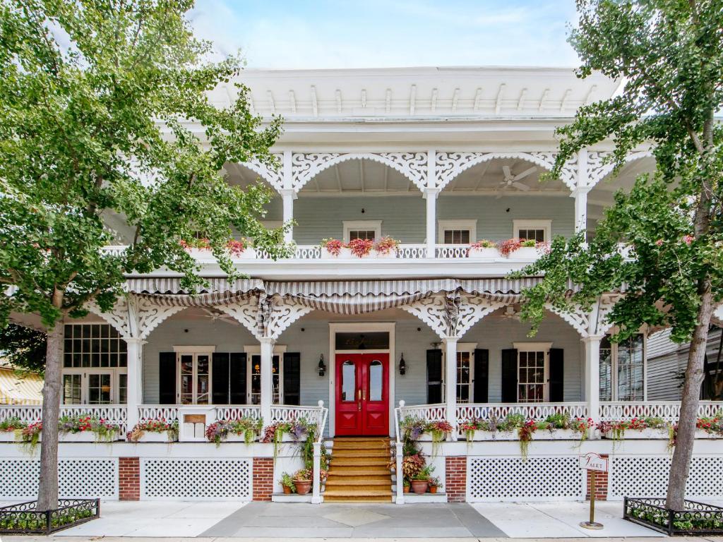 een wit huis met een rode deur bij The Virginia and Cottages in Cape May