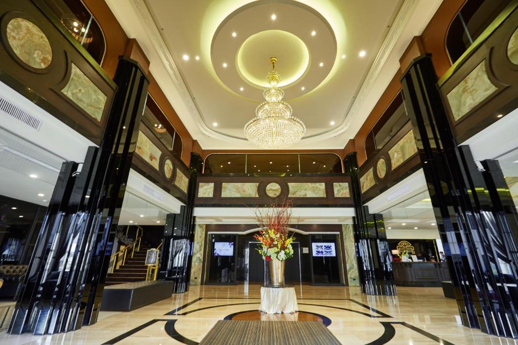 a lobby of a building with a vase of flowers at Fulidun Hotel Kenting in Hengchun South Gate