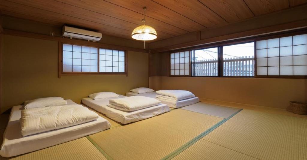 Un pat sau paturi într-o cameră la Kyoto Hostel japanese room 3F / Vacation STAY 8183