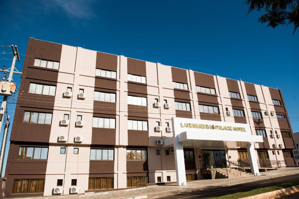 un gran edificio blanco de color marrón en Laranjeiras Palace Hotel, en Laranjeiras do Sul