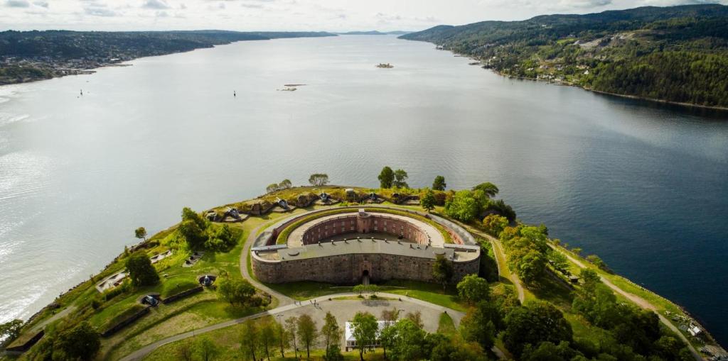 un'isola in mezzo a un corpo d'acqua di Oscarsborg Castle Hotel & Resort a Drøbak