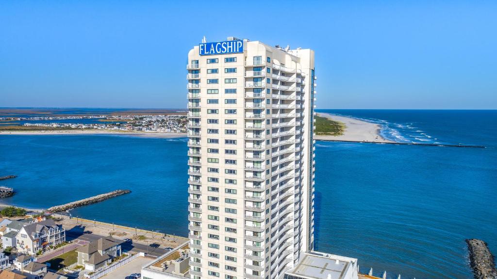 een groot wit gebouw met een bord aan de oceaan bij Boardwalk Resorts - Flagship in Atlantic City