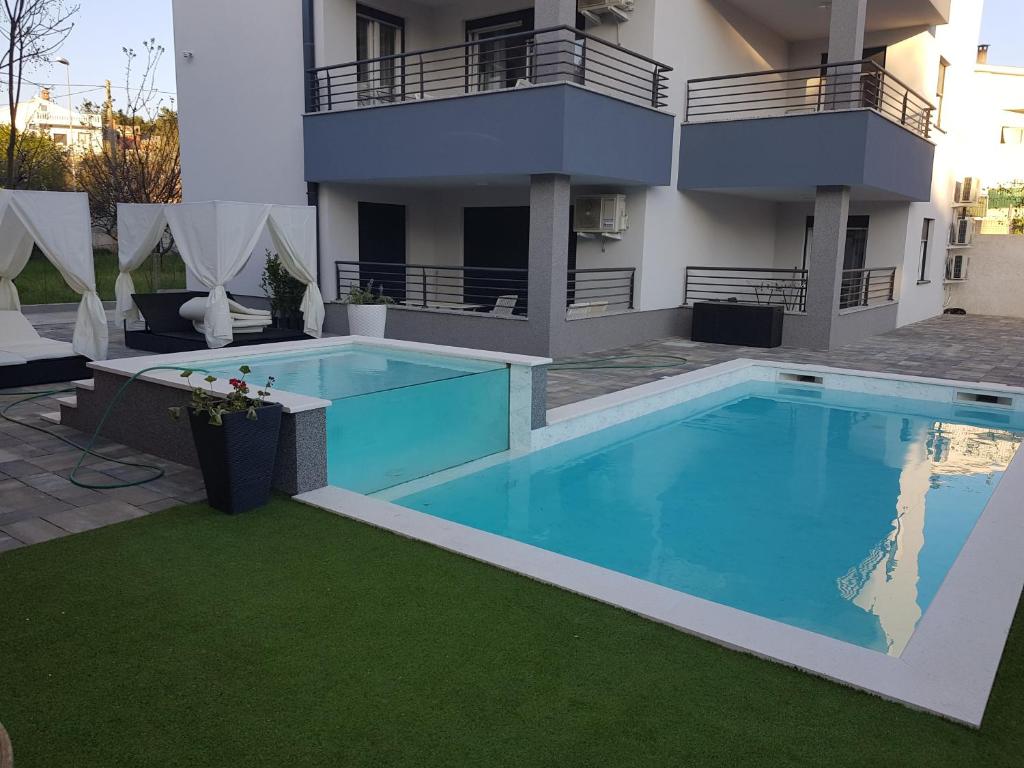 uma piscina no quintal de uma casa em Apartments Marta 1 em Zadar