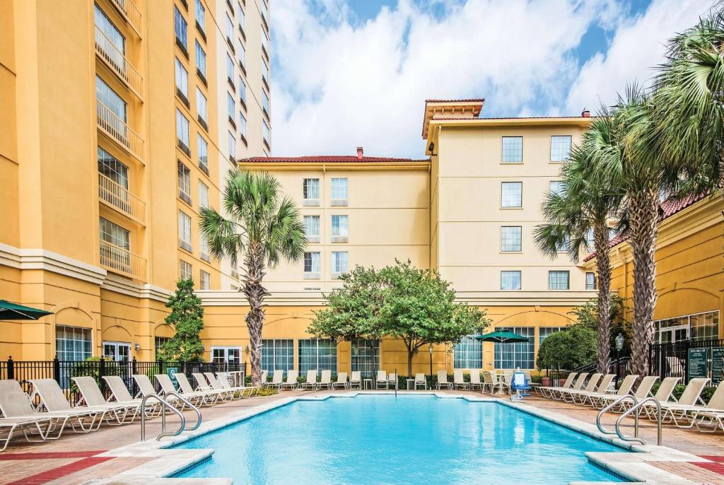 Басейн в или близо до La Quinta Inn & Suites by Wyndham San Antonio Riverwalk