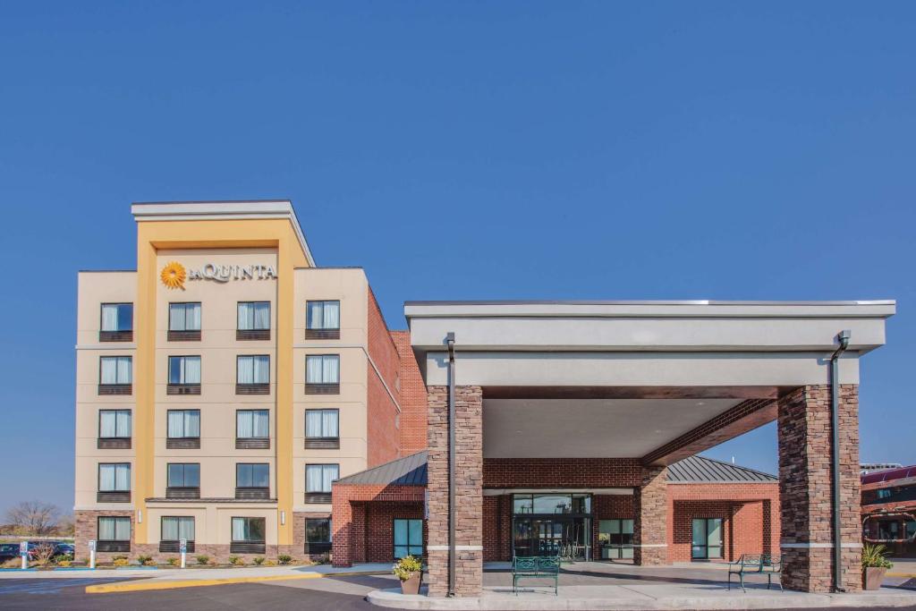 a rendering of a hotel with a gas station at La Quinta by Wyndham Philadelphia Airport in Essington