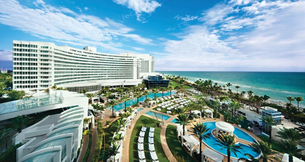 A piscina localizada em Fontainebleau Miami Beach ou nos arredores