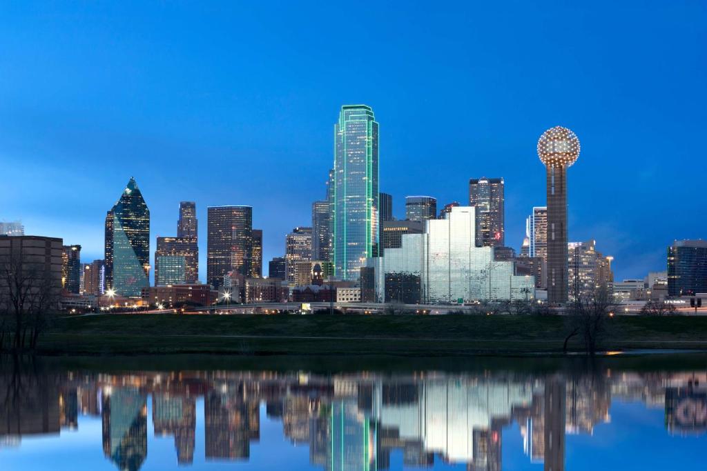 uitzicht op de skyline van de stad 's nachts bij Hyatt Regency Dallas in Dallas