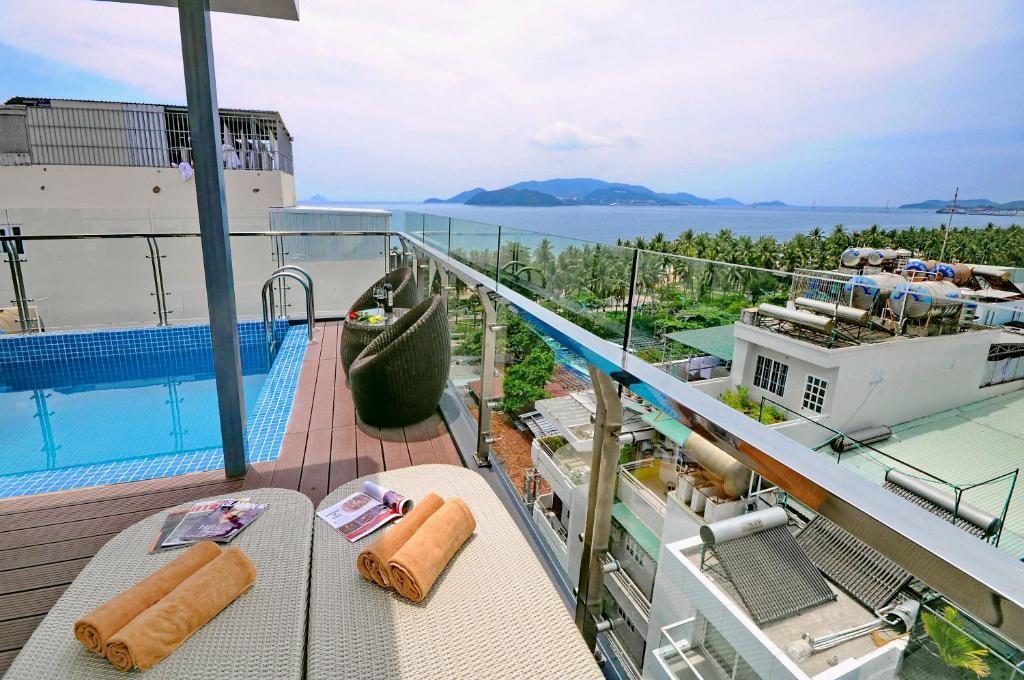 Басейн в Apollo Hotel Nha Trang Beach або поблизу