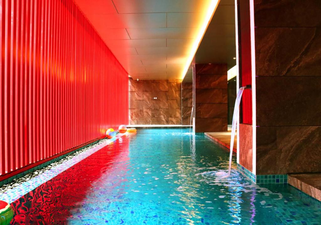 Swimmingpoolen hos eller tæt på Red Hotel Cubao, Quezon City