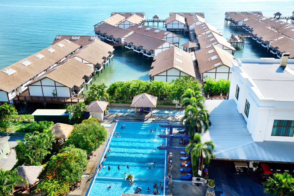 una vista aérea de una piscina en un complejo en Lexis Port Dickson, en Port Dickson