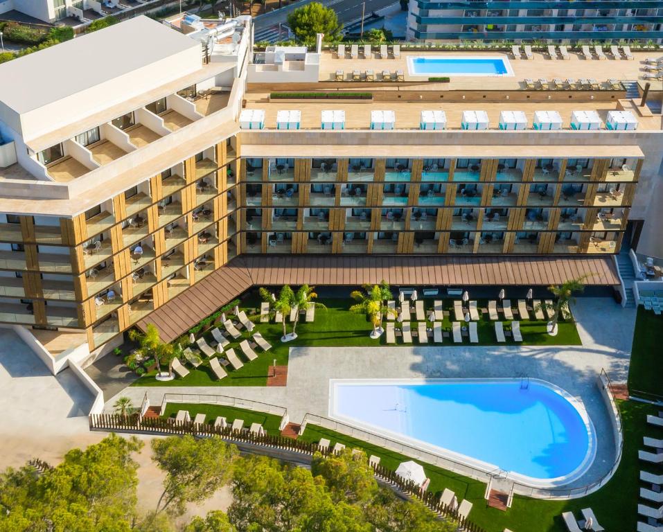 una vista aérea de un hotel con piscina en Golden Costa Salou - Adults Only 4* Sup, en Salou