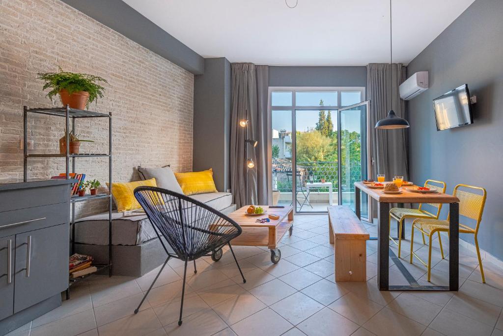 een woonkamer met een bank en een tafel bij Boutique Studios & Apartments - by Avelink in Spáta