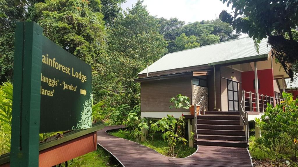 ムルにあるMulu National Parkの看板が目の前にある小さな建物