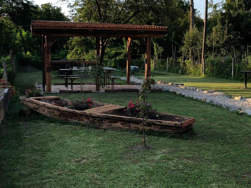 un jardín con cenador de madera en el césped en Apartman Kupa, en Karlovac