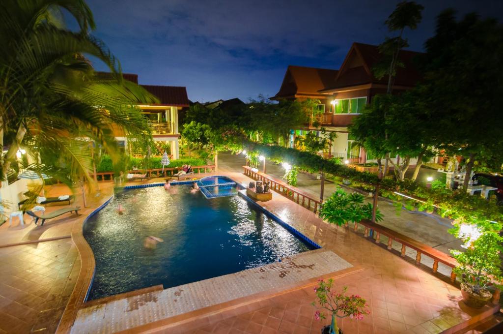 una piscina coperta in un resort di notte di Avila Resort Pattaya a Jomtien Beach