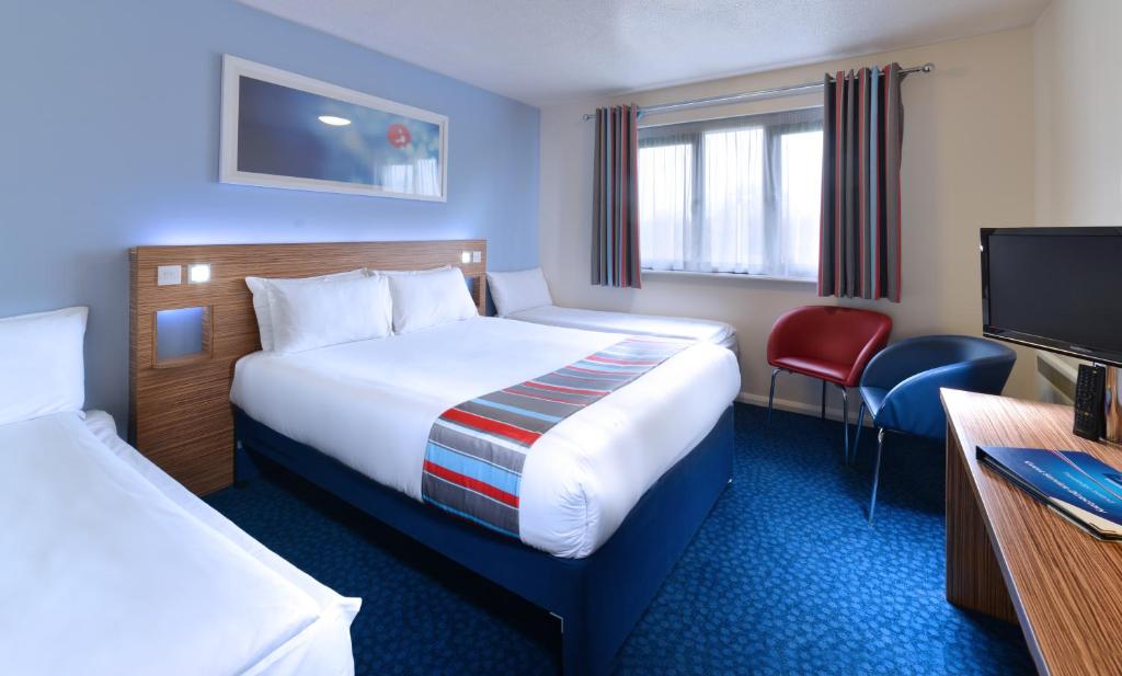 Una cama o camas en una habitación de Travelodge Dublin Airport North 'Swords'