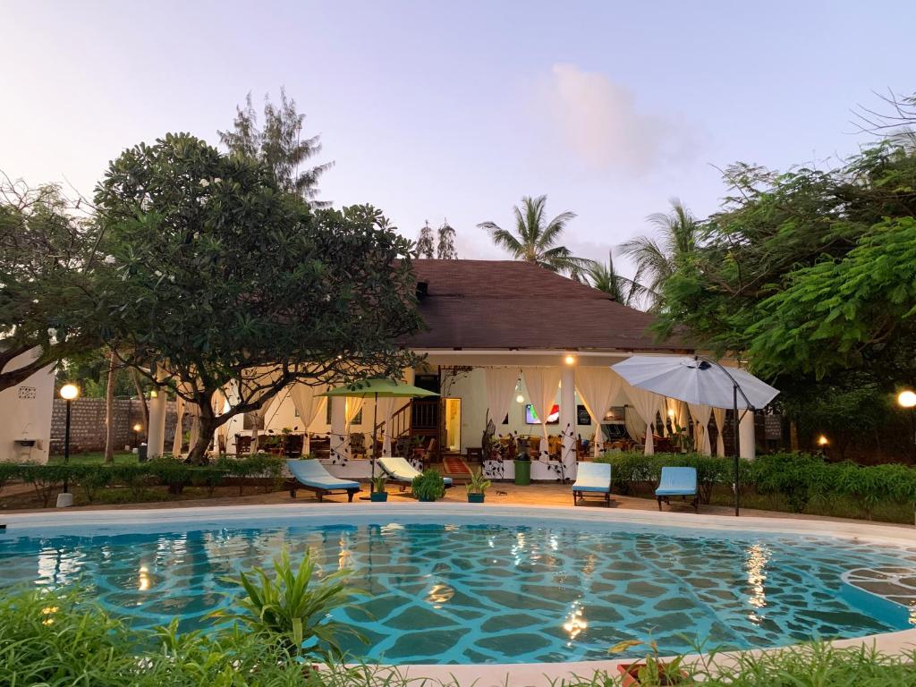 uma piscina em frente a uma casa em Villa Ameera Malindi em Melinde