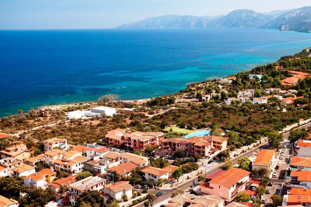 een luchtzicht op een stad naast de oceaan bij Parco Blu in Cala Gonone