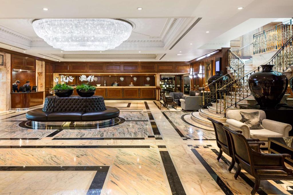 希灵登Radisson Blu Hotel, London Heathrow的大楼内一个带沙发和椅子的大堂