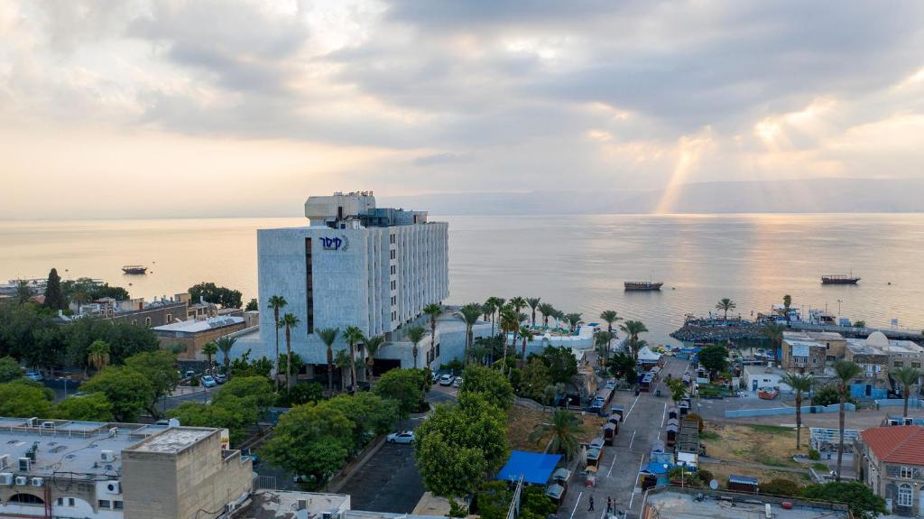 - une vue sur une ville avec un arc en ciel dans l'établissement Caesar Premier Tiberias Hotel, à Tibériade