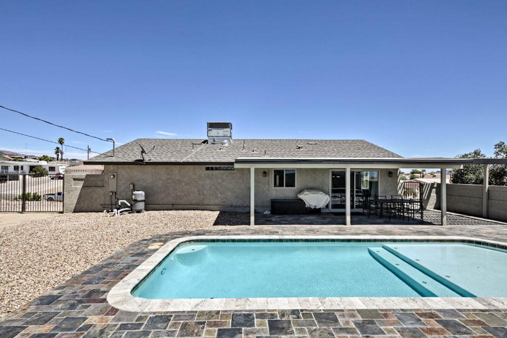 Lake Havasu Home with Pool and Mtn Views, Near Marina في مدينة ليك هافاسو: مسبح امام بيت