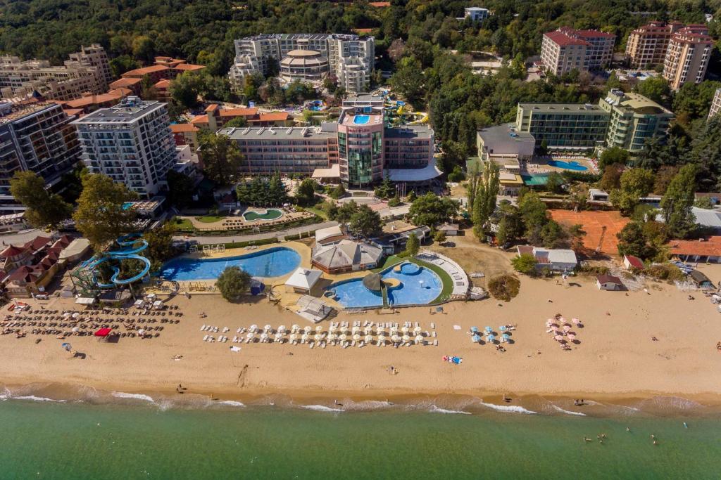 z góry widok na plażę z ośrodkiem w obiekcie Hotel Lilia w Złotych Piaskach