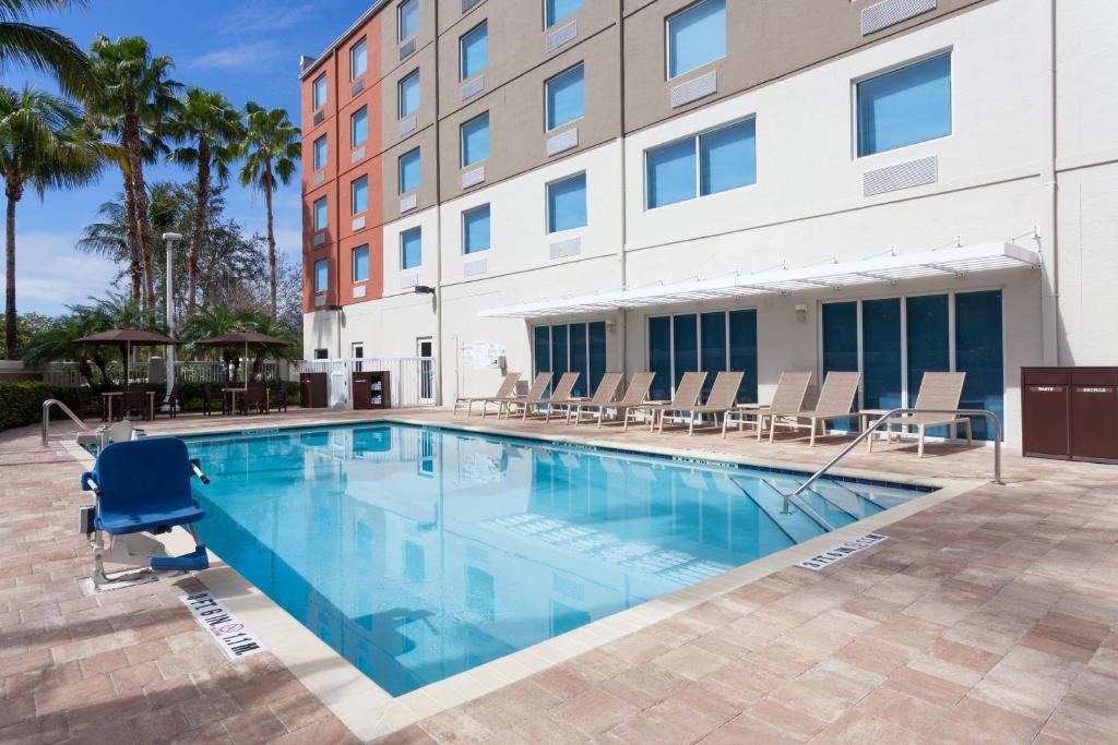 A piscina localizada em Holiday Inn Express Hotel & Suites Fort Lauderdale Airport/Cruise Port, an IHG Hotel ou nos arredores