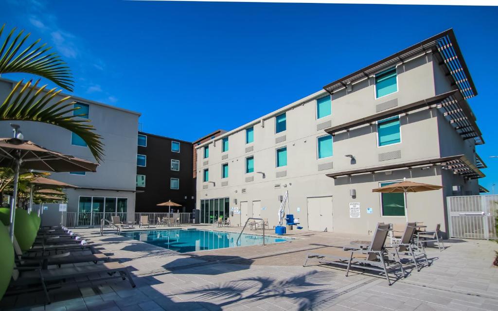 A piscina localizada em Holiday Inn Express & Suites Miami Airport East, an IHG Hotel ou nos arredores