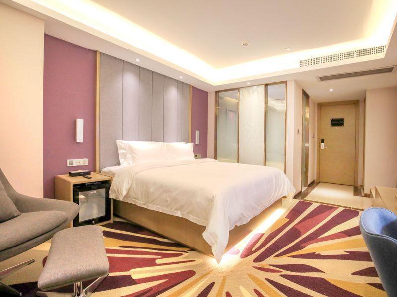 Una cama o camas en una habitación de Lavande Hotels·Foshan Bijiang Light Rail Country Garden Headquarters