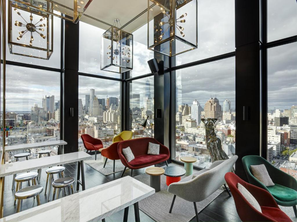 citizenM New York Bowery في نيويورك: وجود بار به كراسي وطاولات وإطلالة على المدينة