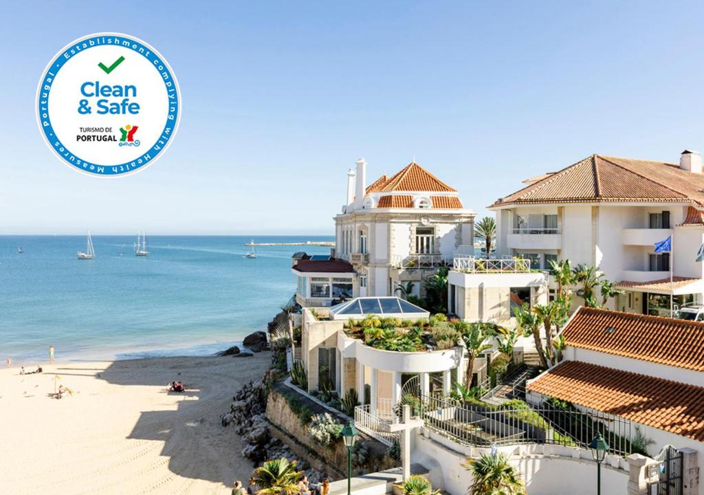 Blick auf ein Haus am Strand mit dem sauberen Logo für den Safe in der Unterkunft The Albatroz Hotel in Cascais